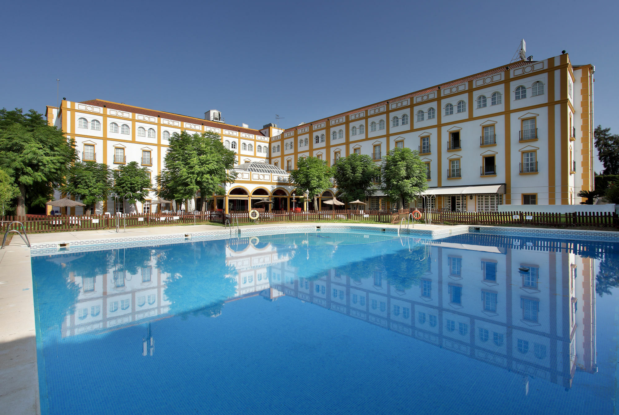 Exe Gran Hotel Solucar Sanlucar la Mayor Exterior photo